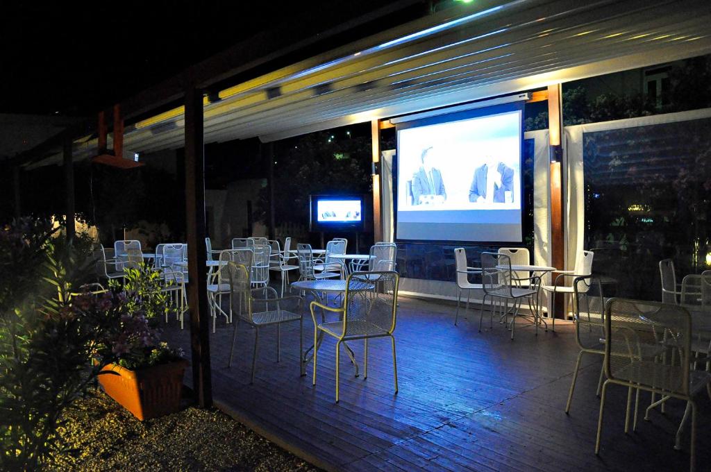 TV a/nebo společenská místnost v ubytování Tony's Beach