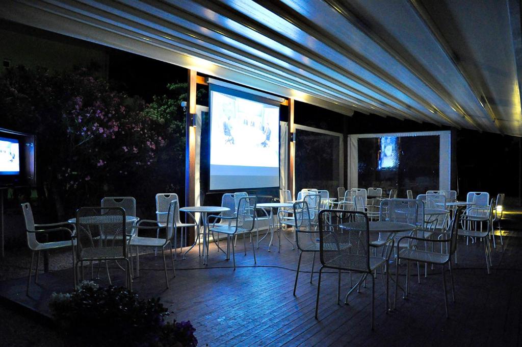 TV a/nebo společenská místnost v ubytování Tony's Beach