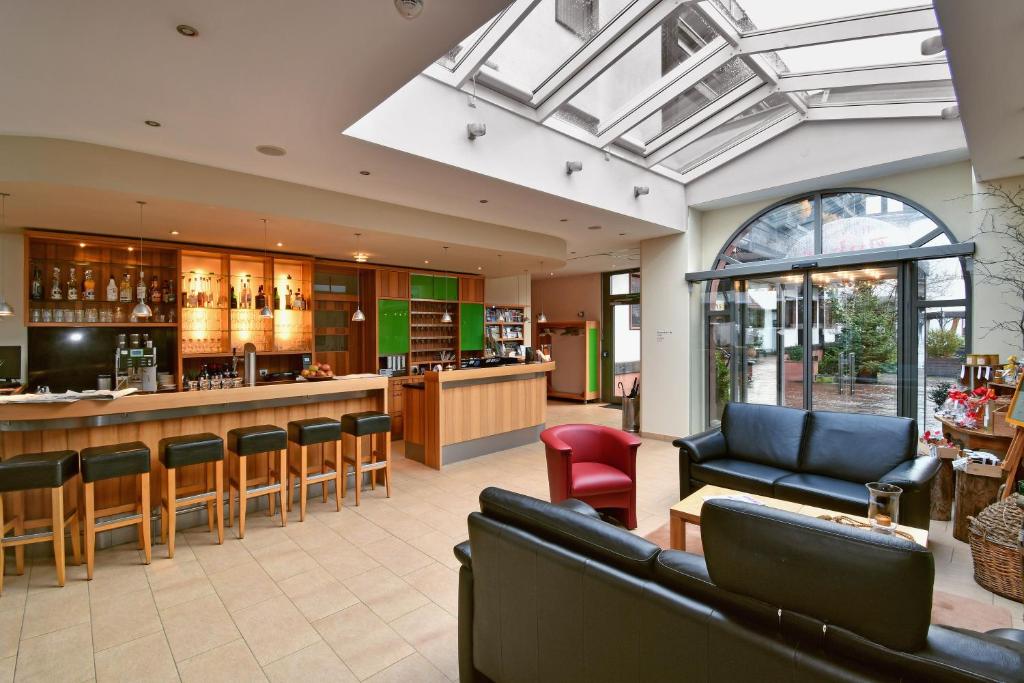 Lounge nebo bar v ubytování Hotel & Weinhaus Anker