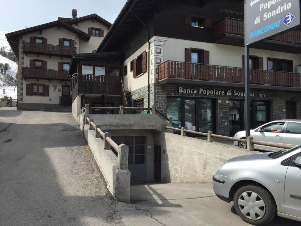 un coche aparcado frente a un edificio en Appartamento Baita Cusini Saroch, en Livigno