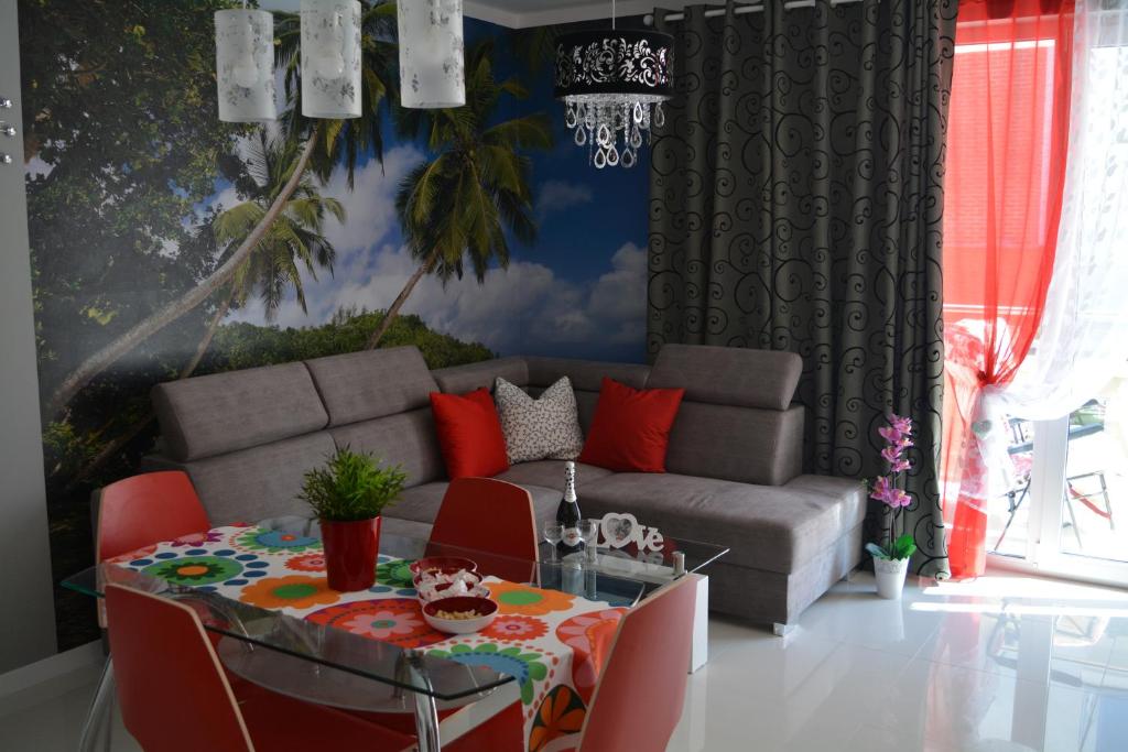 里沃的住宿－Apartament Ibiza przy plaży，客厅配有沙发和桌子