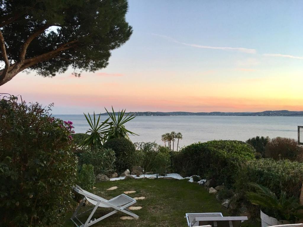 - une vue sur l'océan au coucher du soleil depuis la cour dans l'établissement Appartement 1 chambre vue mer au Clos de la Madrague, à Sainte-Maxime