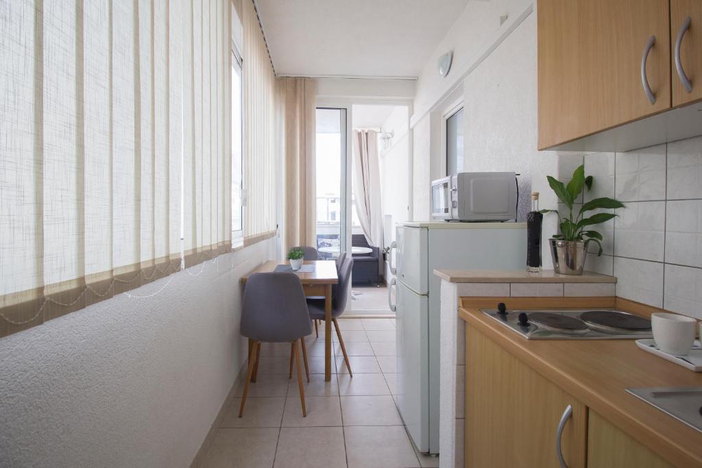 Kuchyňa alebo kuchynka v ubytovaní Apartmani Leo-Marin
