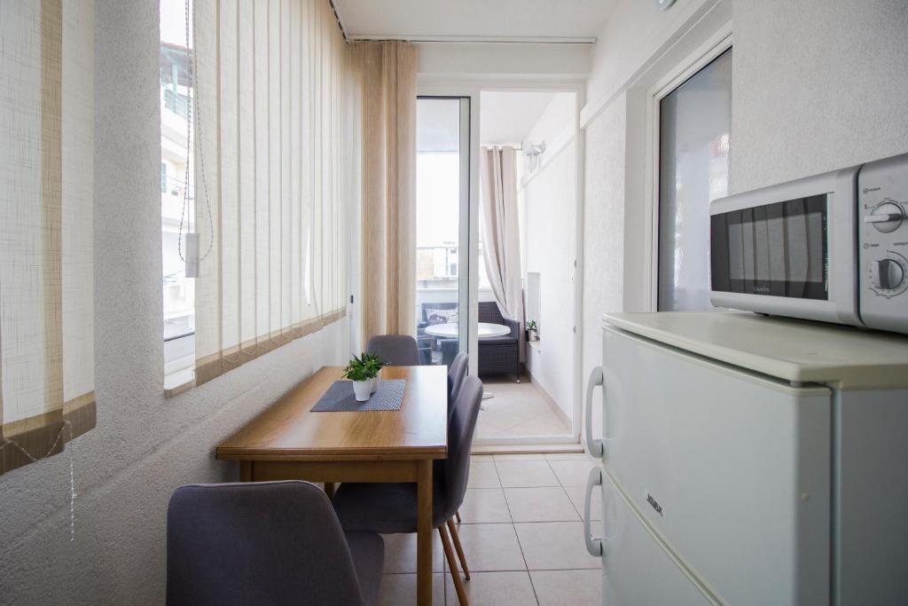 Kuchyňa alebo kuchynka v ubytovaní Apartmani Leo-Marin