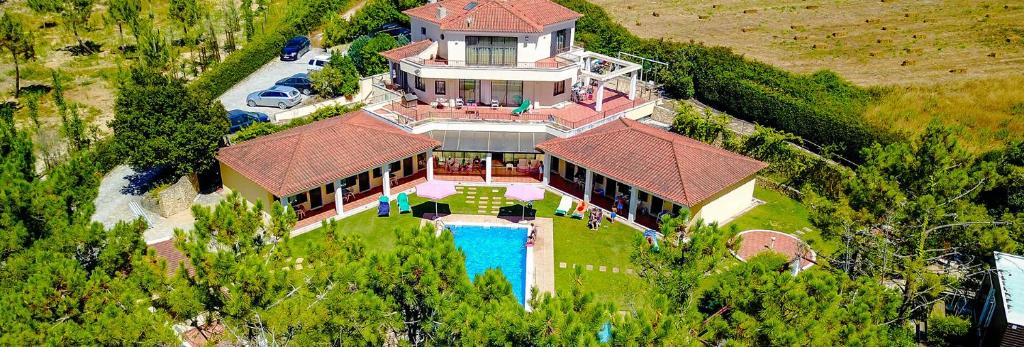an aerial view of a house with a swimming pool at Quinta Dos Amarelos no Meco in Aldeia do Meco