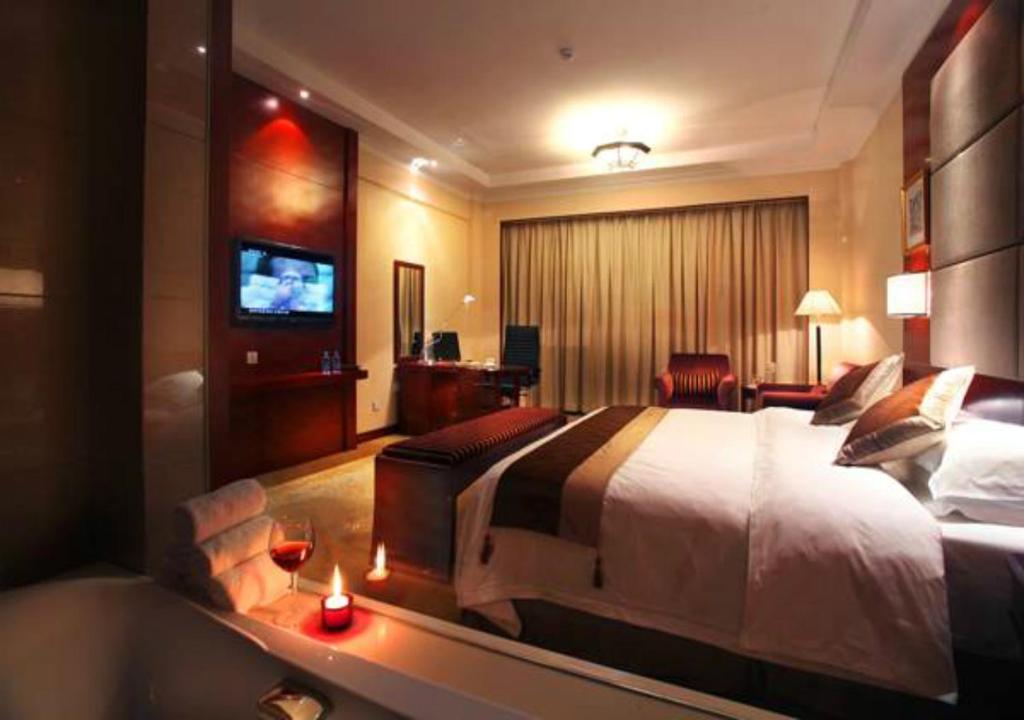 Postel nebo postele na pokoji v ubytování Dunhuang Hotel