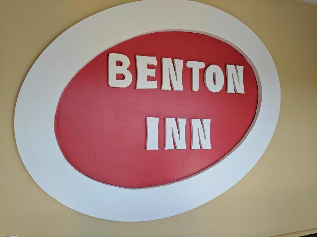 a red sign with the word beniton inn on a wall at Benton Inn in Benton