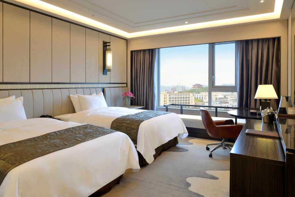 Postel nebo postele na pokoji v ubytování Fuzhou Lakeside Hotel