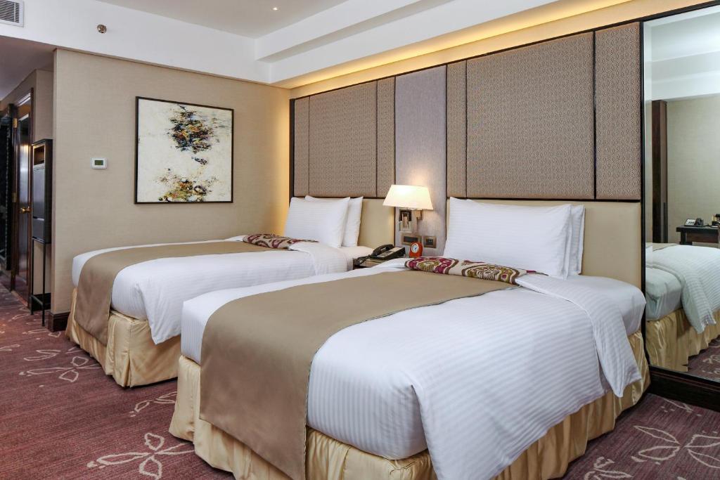 Postel nebo postele na pokoji v ubytování Diamond Hotel Philippines