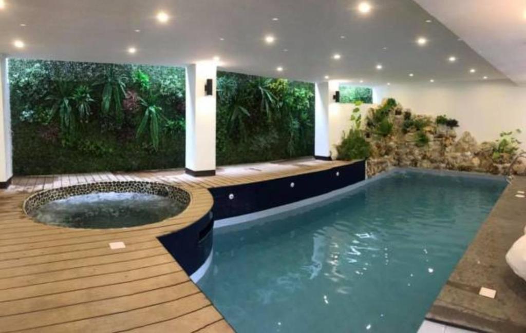 長灘島的住宿－長灘島埃爾普爾托酒店，一座带甲板的房屋内的大型游泳池