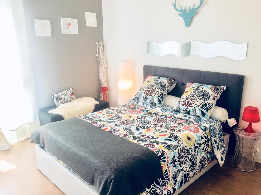 1 dormitorio con 1 cama con edredón azul y blanco en Le Petit Zénith, en Saint-Herblain