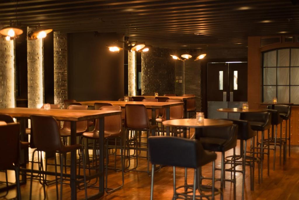 Um restaurante ou outro lugar para comer em The First Collection Dubai Marina