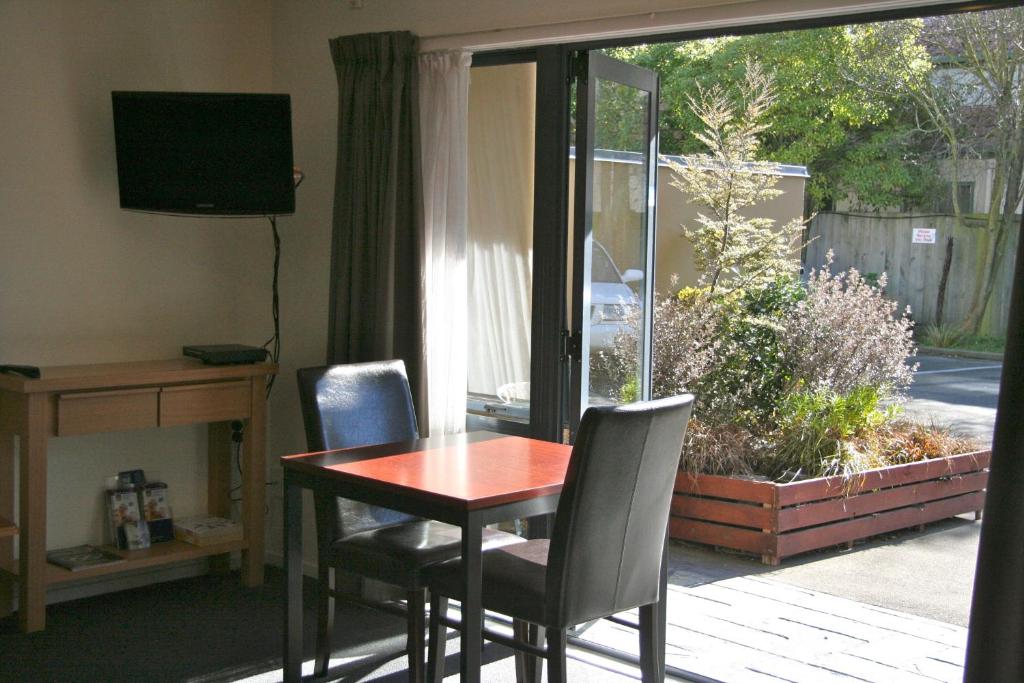 TV a/nebo společenská místnost v ubytování Sherborne Motor Lodge