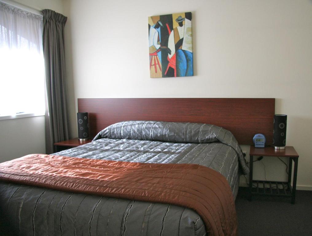 Postel nebo postele na pokoji v ubytování Sherborne Motor Lodge