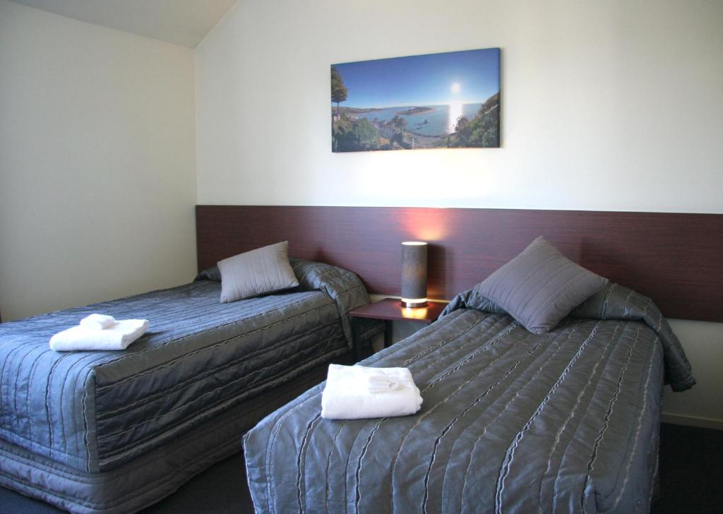 Postel nebo postele na pokoji v ubytování Sherborne Motor Lodge