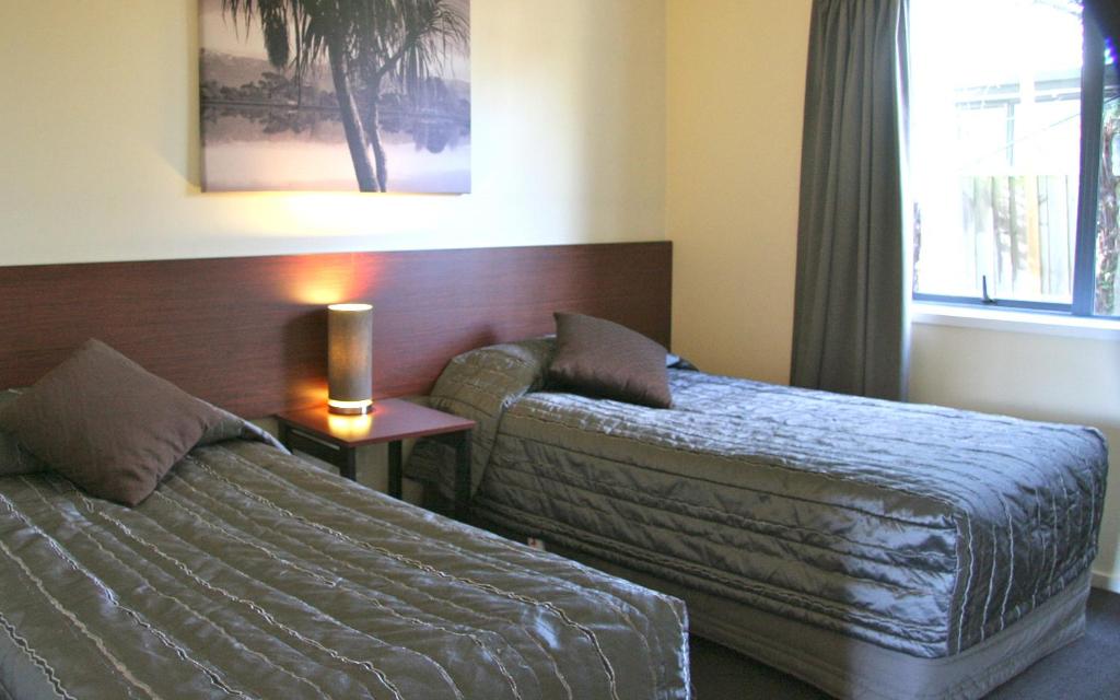 Postel nebo postele na pokoji v ubytování Sherborne Motor Lodge