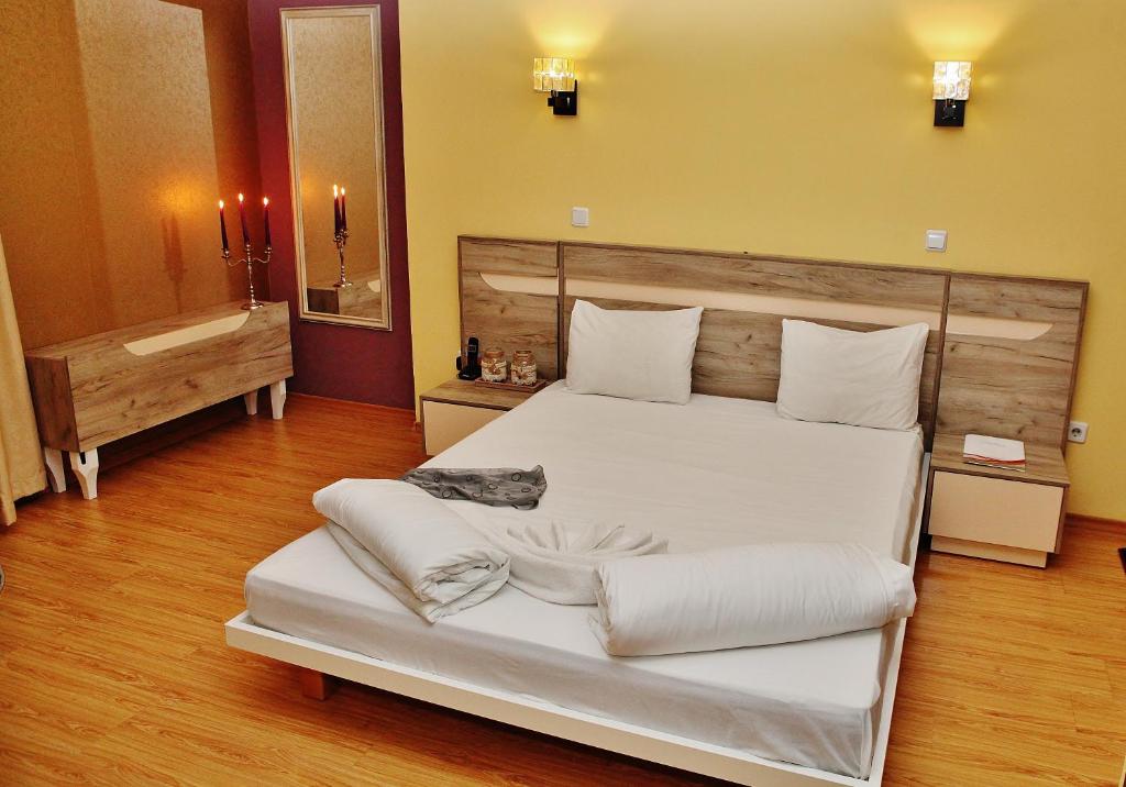 A bed or beds in a room at Art Hotel Simona