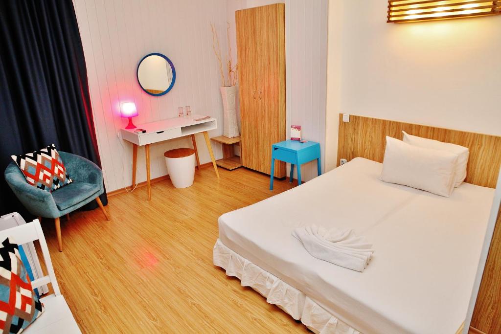 A bed or beds in a room at Art Hotel Simona