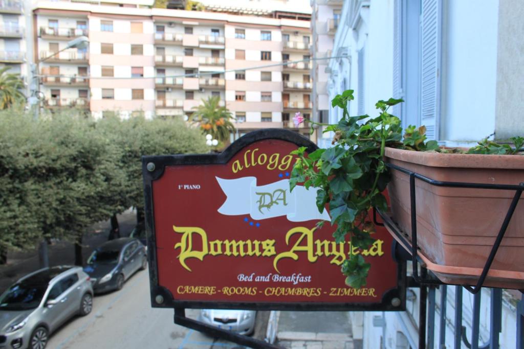 un panneau indiquant un restaurant sur le côté d'un bâtiment dans l'établissement Domus Angela B&b, à Trani