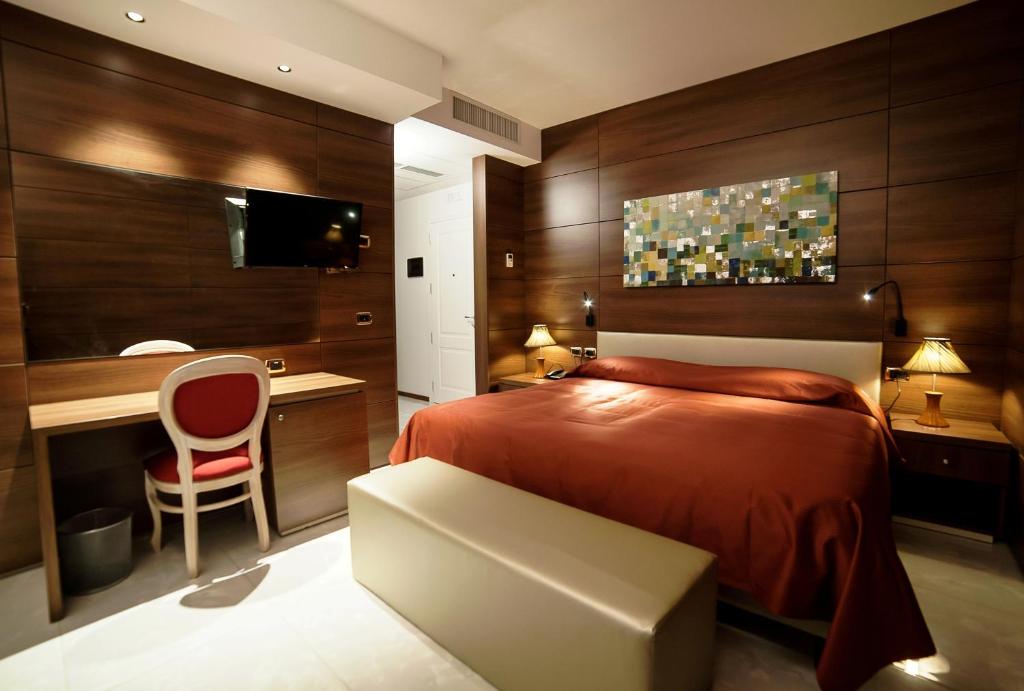 - une chambre avec un lit, un bureau et une chaise dans l'établissement Family Center Hotel, à Polla
