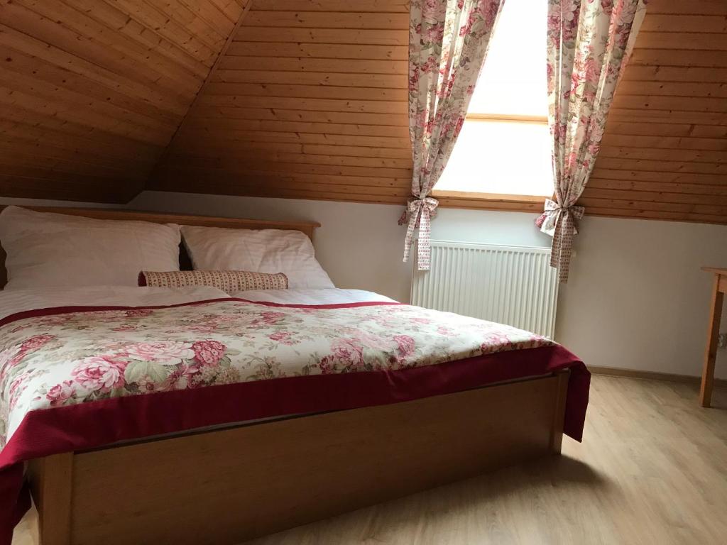 Postel nebo postele na pokoji v ubytování Penzion Karlštejn