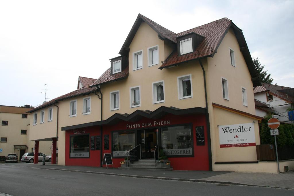 ein Gebäude an der Straßenseite in der Unterkunft Wendlers Ferienwohnungen #2 und #3 in Schwaig bei Nürnberg