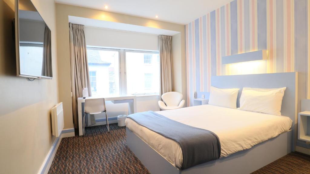 Gulta vai gultas numurā naktsmītnē Citrus Hotel Cheltenham by Compass Hospitality