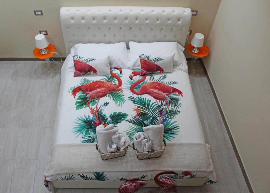 Łóżko lub łóżka w pokoju w obiekcie Flamingo Luxury Apartment AJPSARDINIA