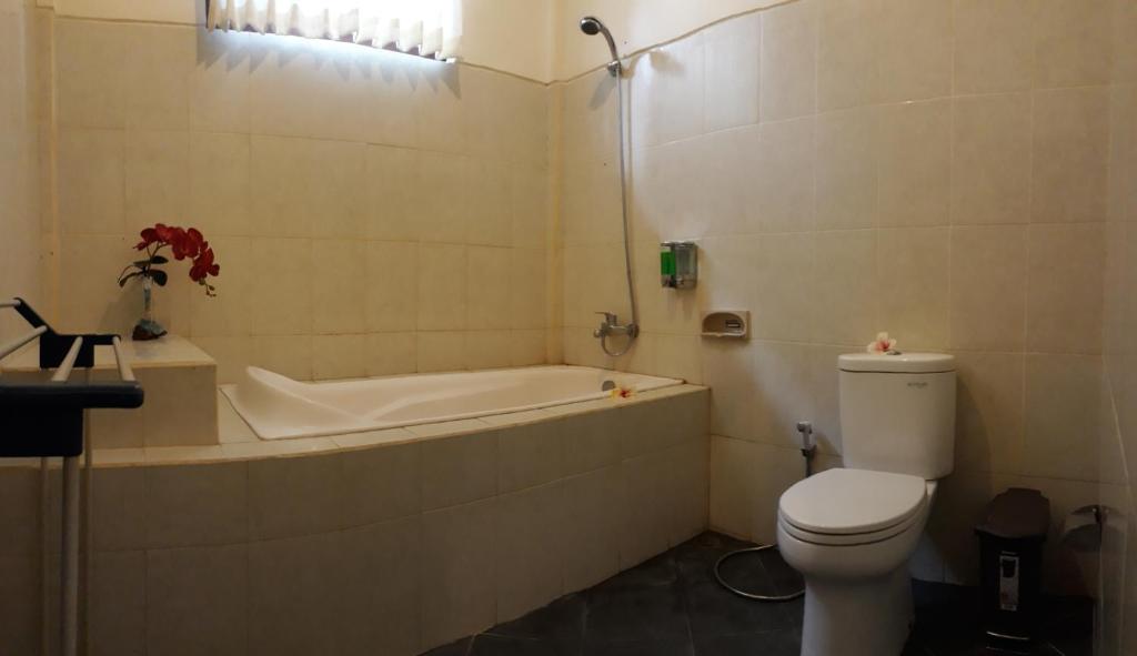 Villa Bungsil Gading - Double Room With Garden View