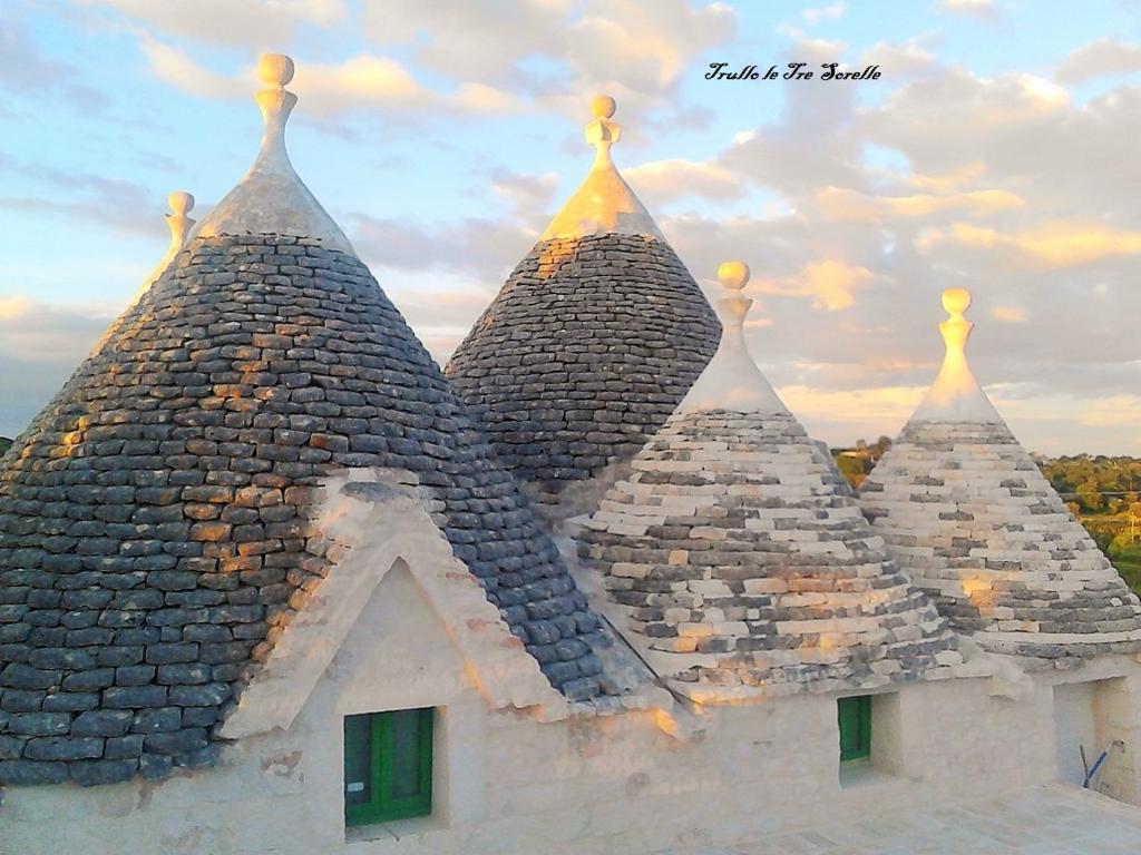 een gebouw met twee koepels erop bij Trullo Le Tre Sorelle in Cisternino