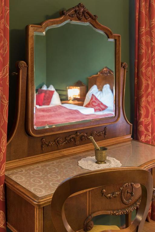 Postel nebo postele na pokoji v ubytování Hotel Nibelungenhof