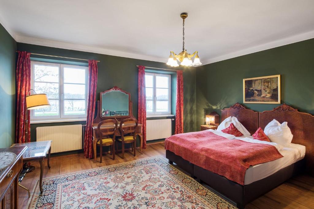 Postel nebo postele na pokoji v ubytování Hotel Nibelungenhof