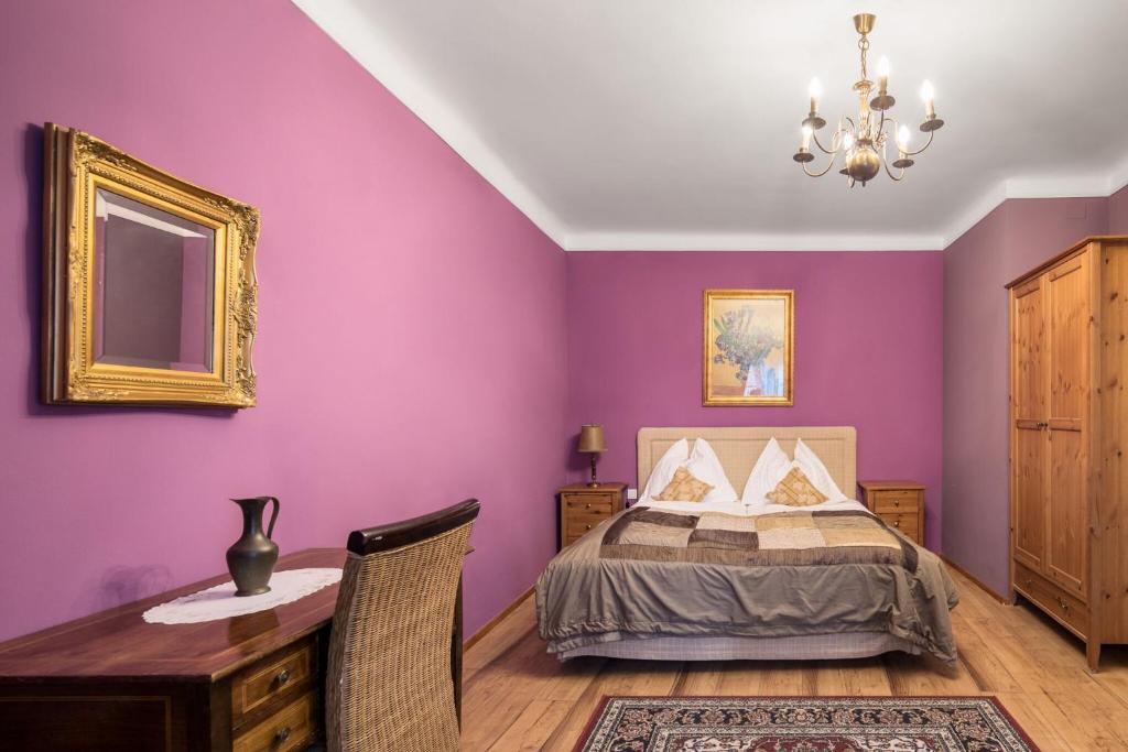 Postel nebo postele na pokoji v ubytování Hotel Nibelungenhof