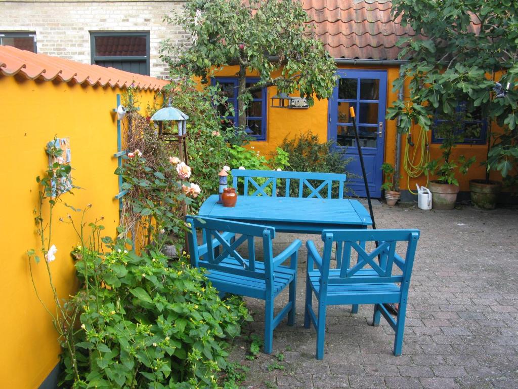 ミゼルファートにあるJan og Inges Bed & Breakfastの庭園内の青いテーブルと椅子2脚