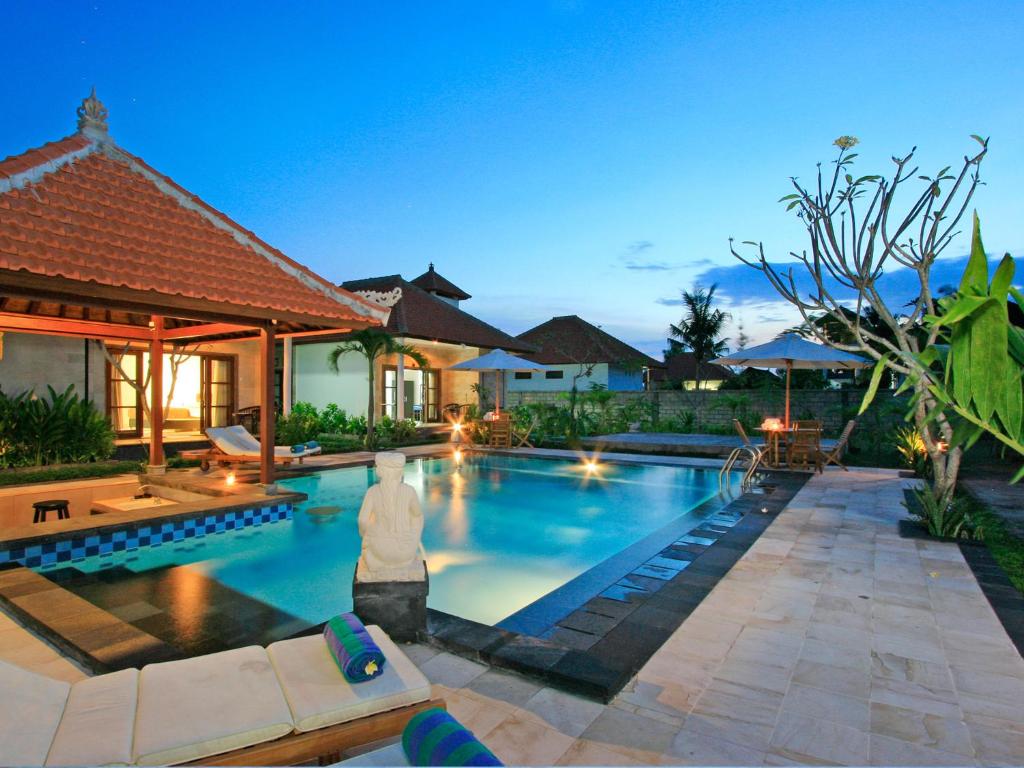- une piscine dans une villa la nuit dans l'établissement Pondok Jenggala, à Nusa Lembongan