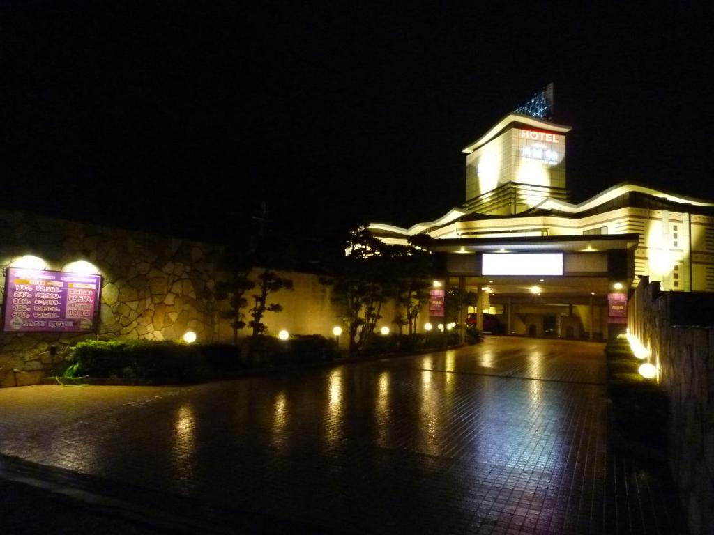 um grande edifício à noite com luzes numa rua em Hotel Shuyukan (Adult Only) em Izumi-Sano