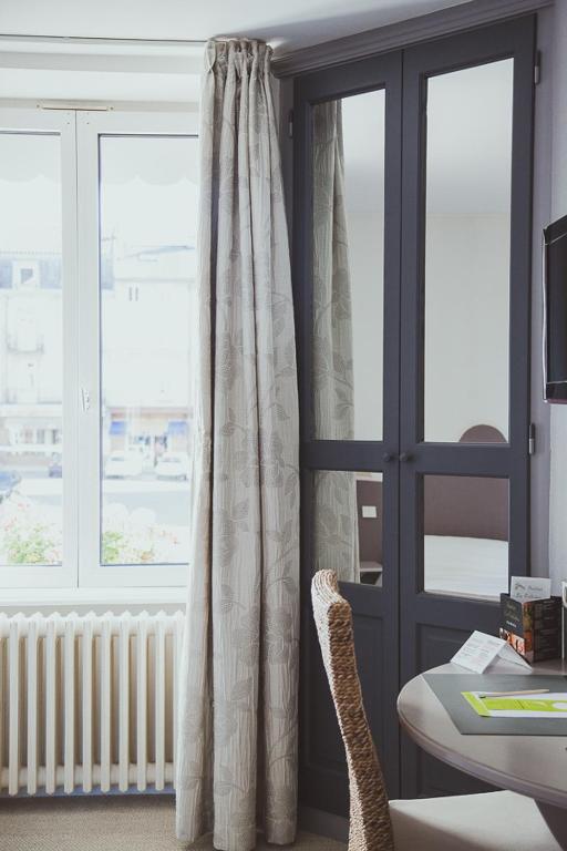 Posezení v ubytování Hôtel Logis Le Bourbon
