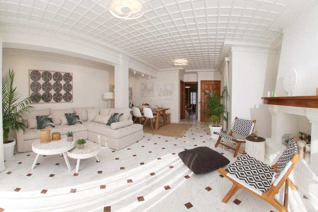 ein Wohnzimmer mit Sofa und Tisch in der Unterkunft M house luxury suites in Lixouri