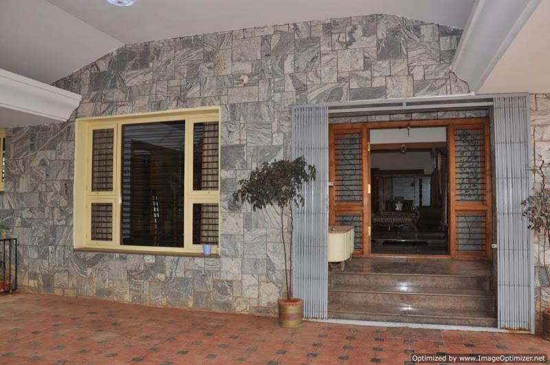 Suvarna Luxury Home Stay - Casa De Seis Dormitorios