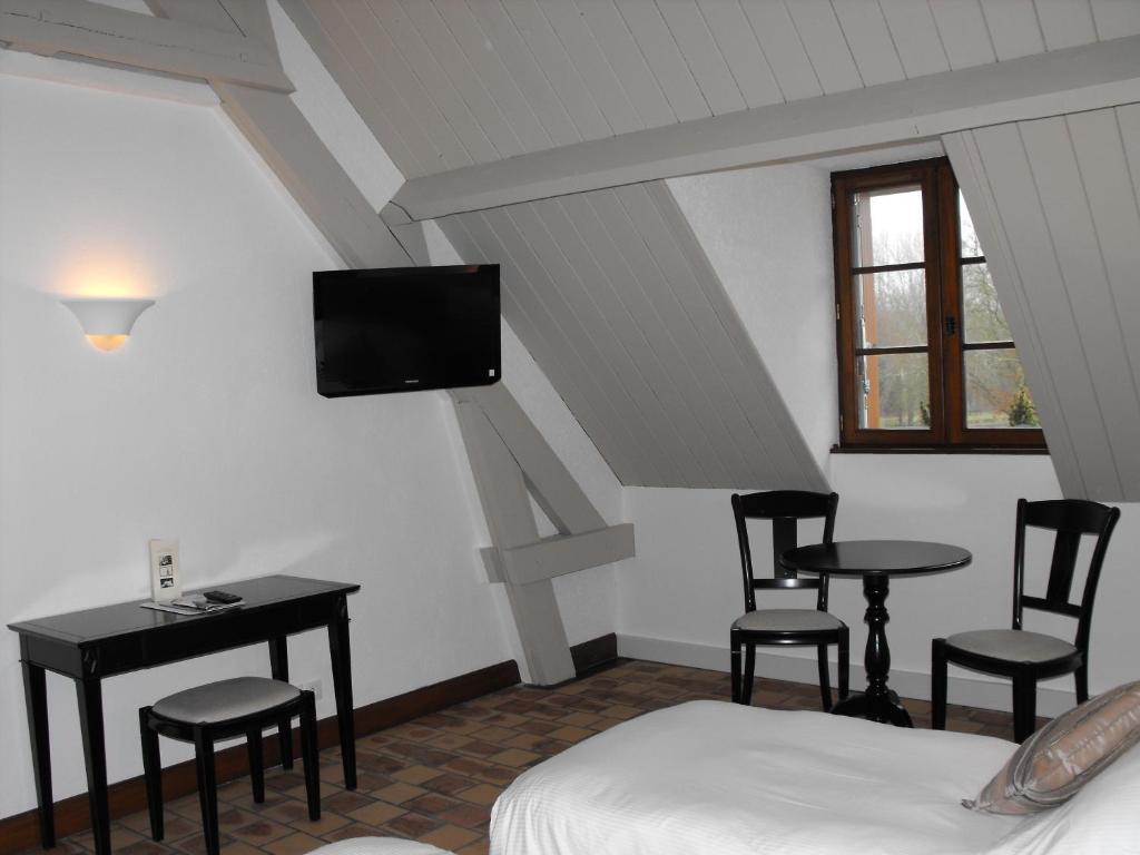 TV a/nebo společenská místnost v ubytování L'Orée des Chênes, The Originals Relais