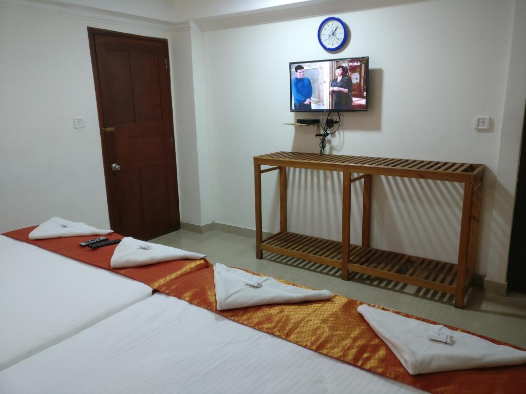 Postel nebo postele na pokoji v ubytování A V Residency