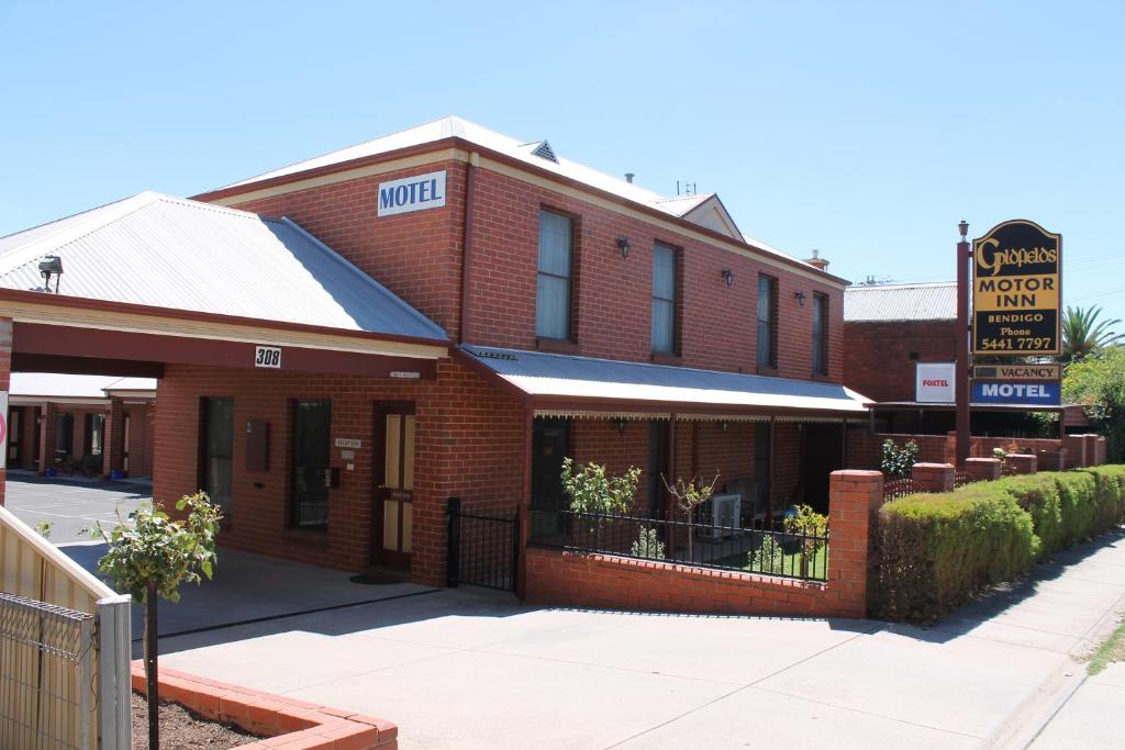 un edificio di mattoni con un cartello di fronte di Bendigo Goldfields Motor Inn a Bendigo