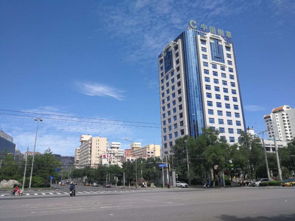 a tall building on the side of a city street at 7Days Premium Beijing Dongzhimen Airport Express Station in Beijing