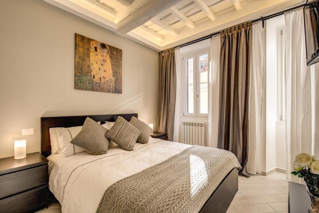 sypialnia z łóżkiem i dużym oknem w obiekcie Dimore Costaguti w Rzymie