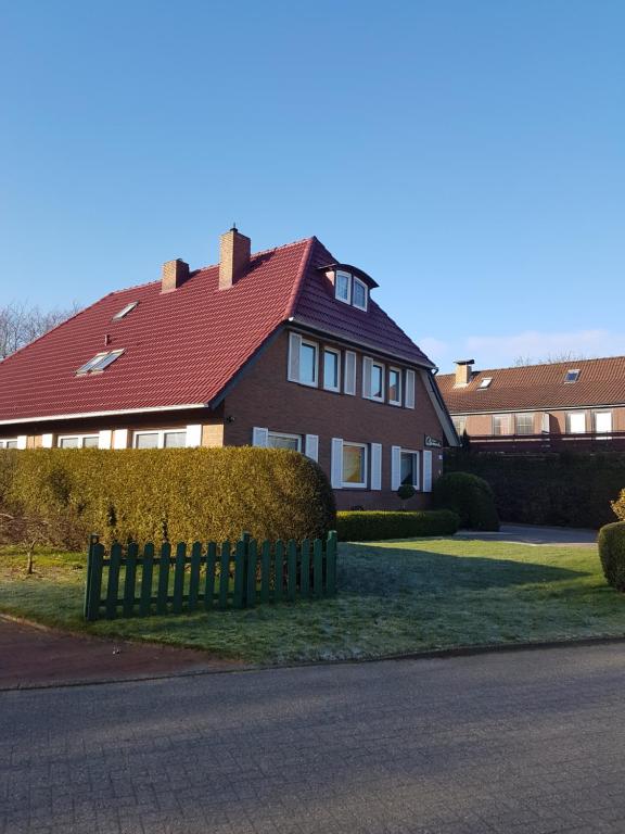 埃森斯的住宿－Haus-Sonneck，一座红色屋顶和围栏的房子
