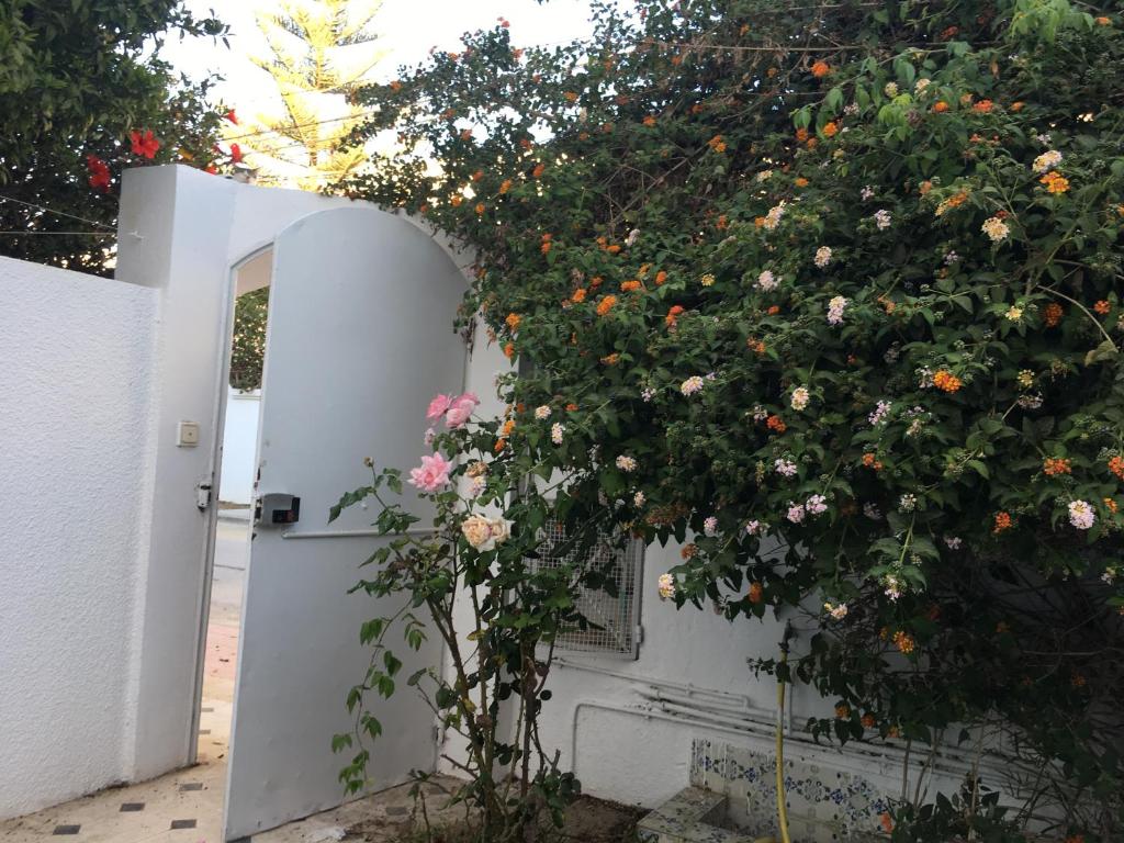 a white door with a bunch of flowers at Studio Marsa in La Marsa