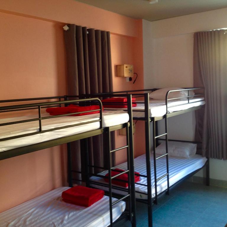 Giường trong phòng chung tại Bondi Backpackers Nhatrang