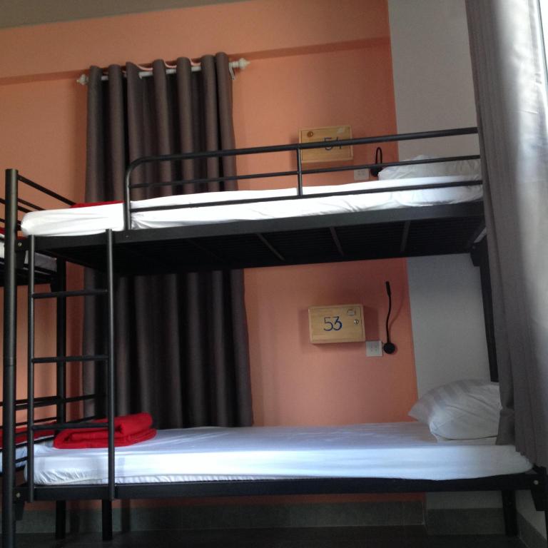 Giường trong phòng chung tại Bondi Backpackers Nhatrang