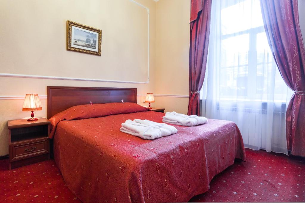 - une chambre avec un lit et 2 serviettes dans l'établissement Art - Mokhovaya, à Saint-Pétersbourg