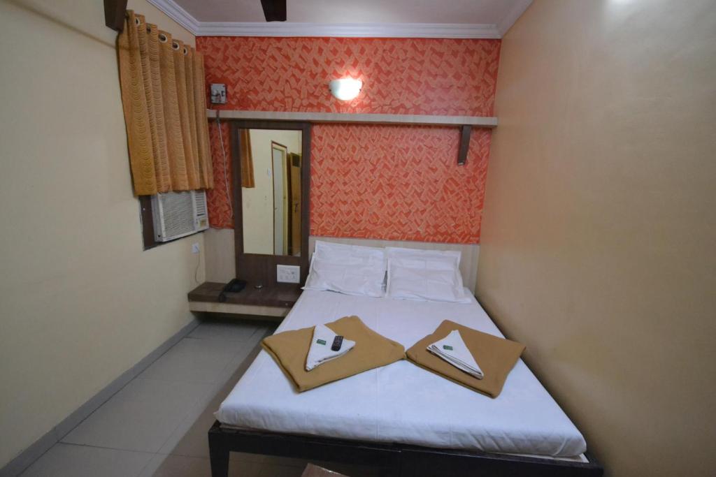 Postel nebo postele na pokoji v ubytování Hotel Madhava